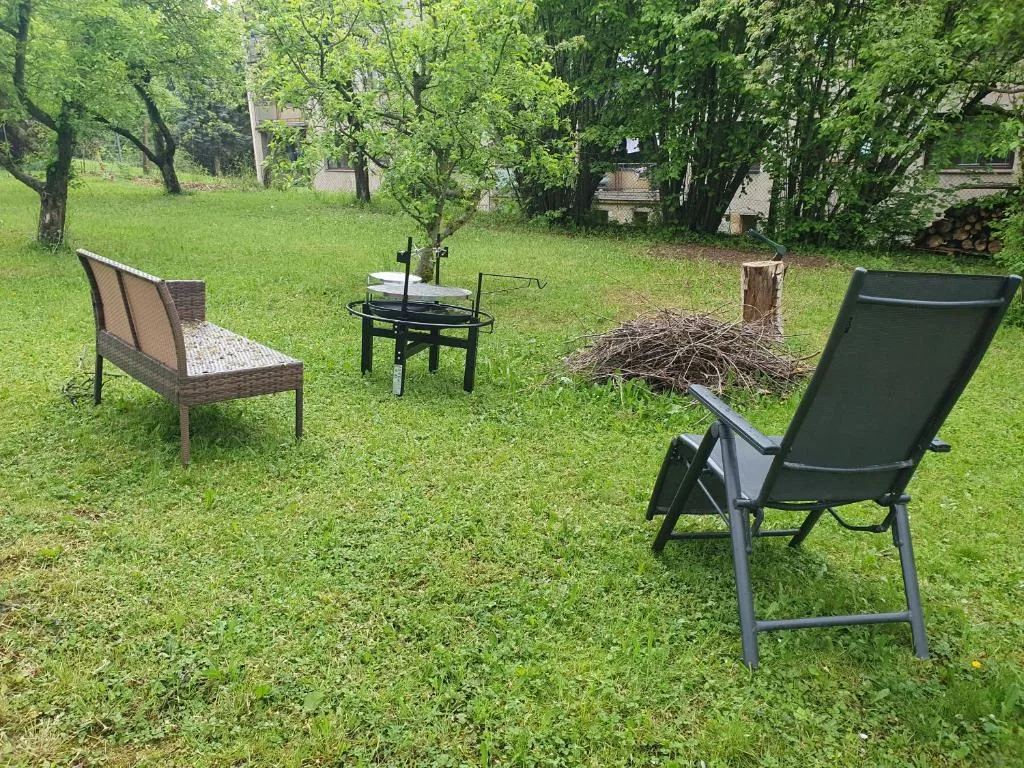 Zahrada s posezením a ohništěm