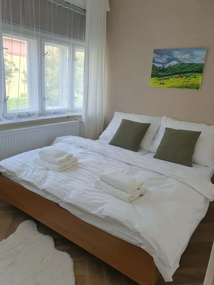 Ložnice s manželskou postelí